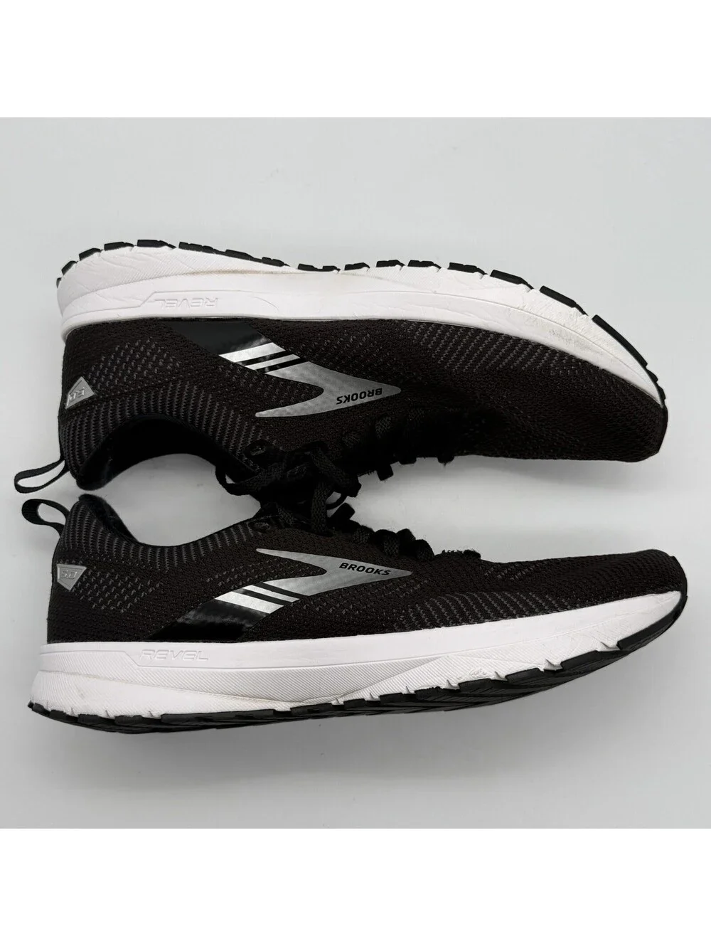 Brooks Revel 5 Men’s Size 10 Black White Running Shoes Sneakers 1203611B036